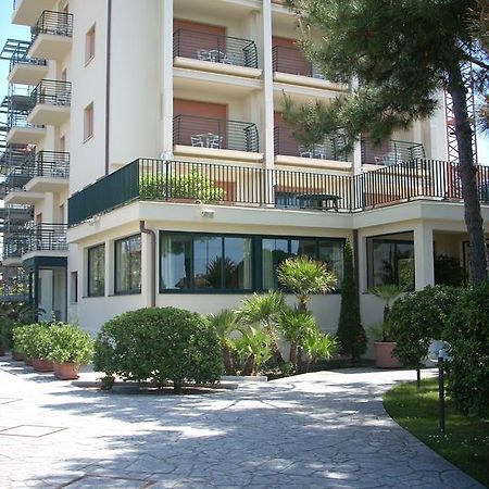 Hotel Paris Camaiore Bagian luar foto