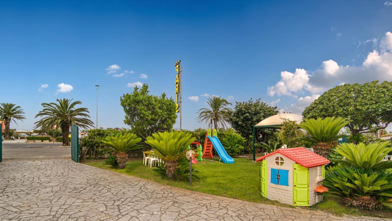 Hotel Paris Camaiore Bagian luar foto