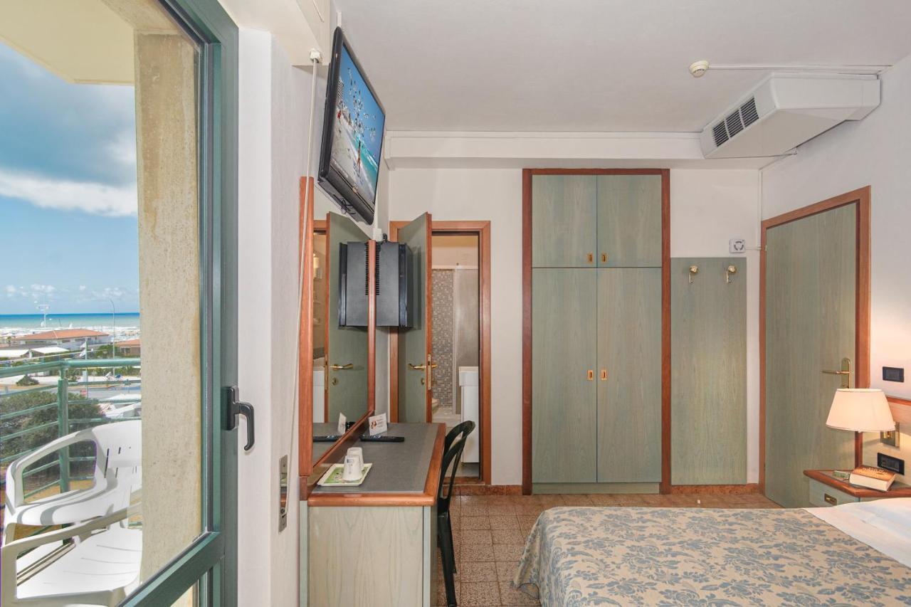 Hotel Paris Camaiore Bagian luar foto