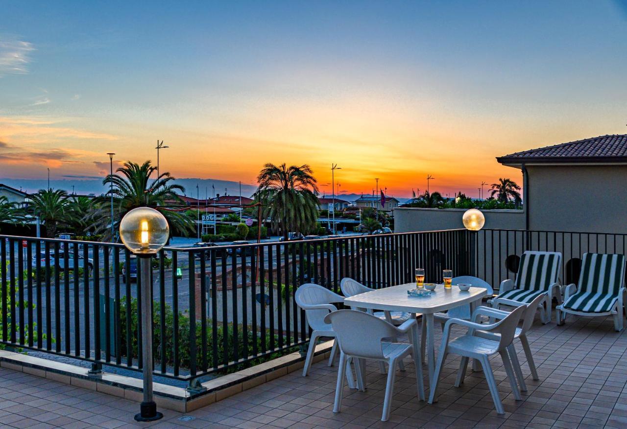 Hotel Paris Camaiore Bagian luar foto