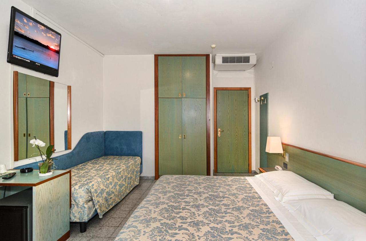 Hotel Paris Camaiore Bagian luar foto