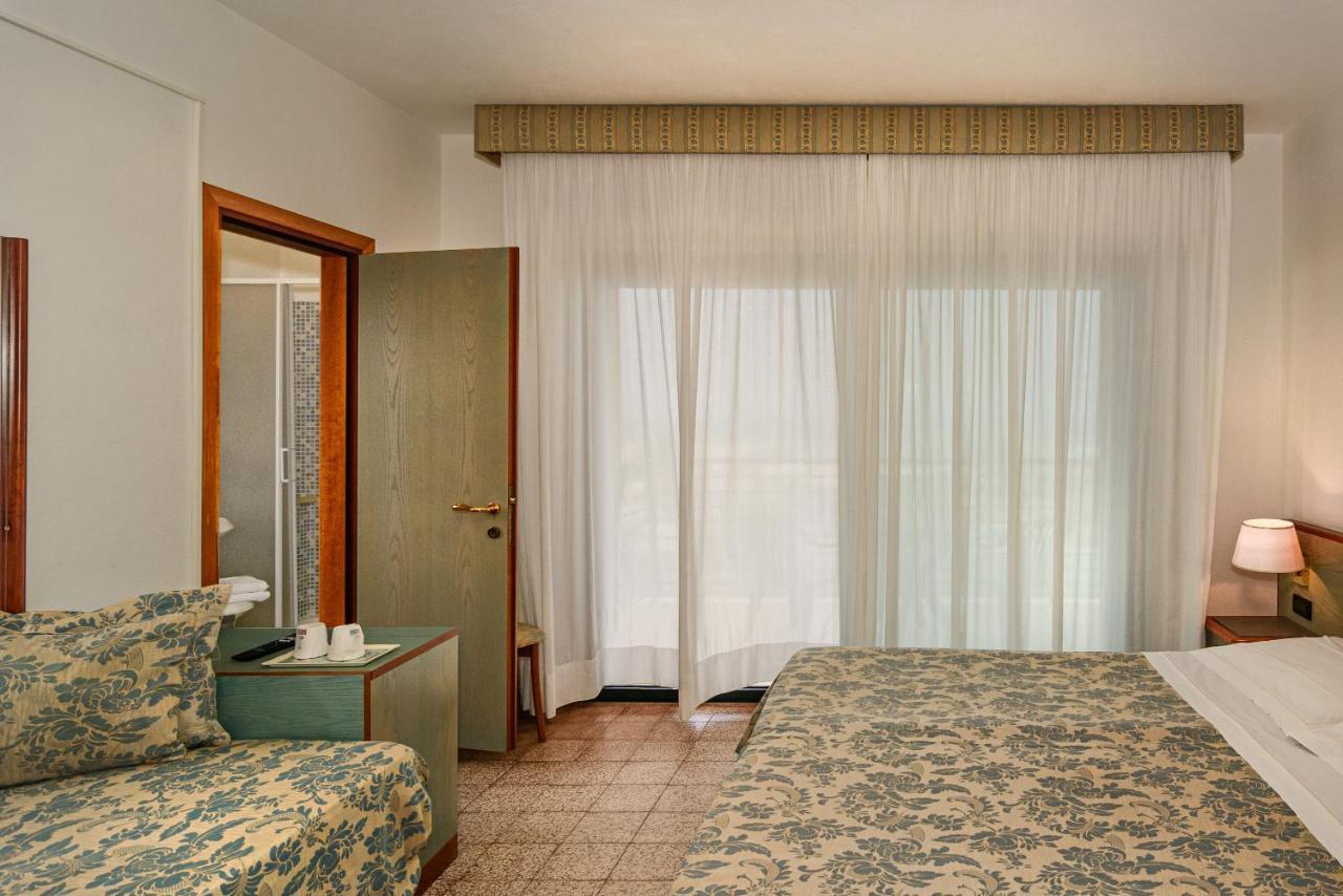 Hotel Paris Camaiore Bagian luar foto