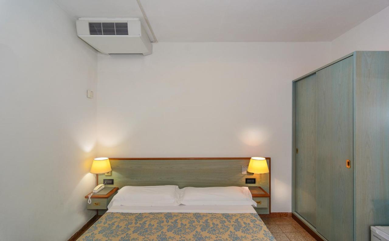 Hotel Paris Camaiore Bagian luar foto