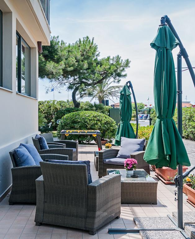 Hotel Paris Camaiore Bagian luar foto
