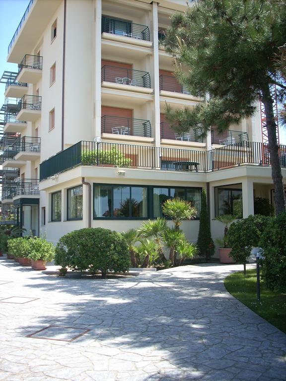 Hotel Paris Camaiore Bagian luar foto