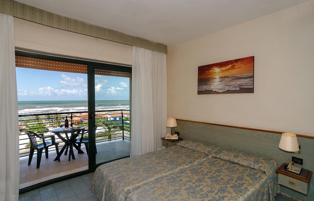 Hotel Paris Camaiore Bagian luar foto