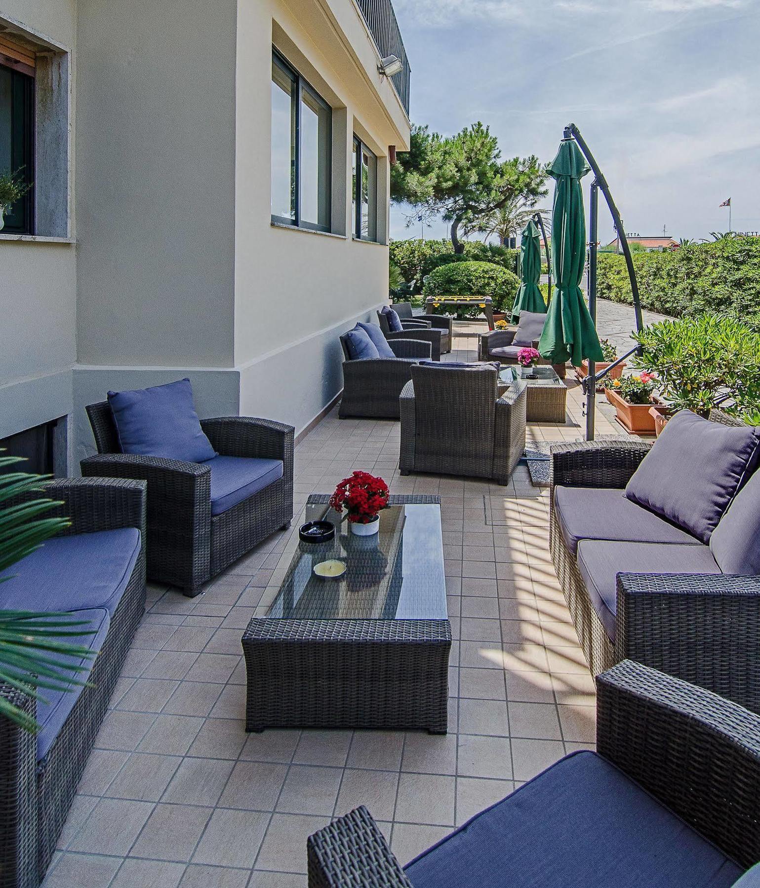Hotel Paris Camaiore Bagian luar foto