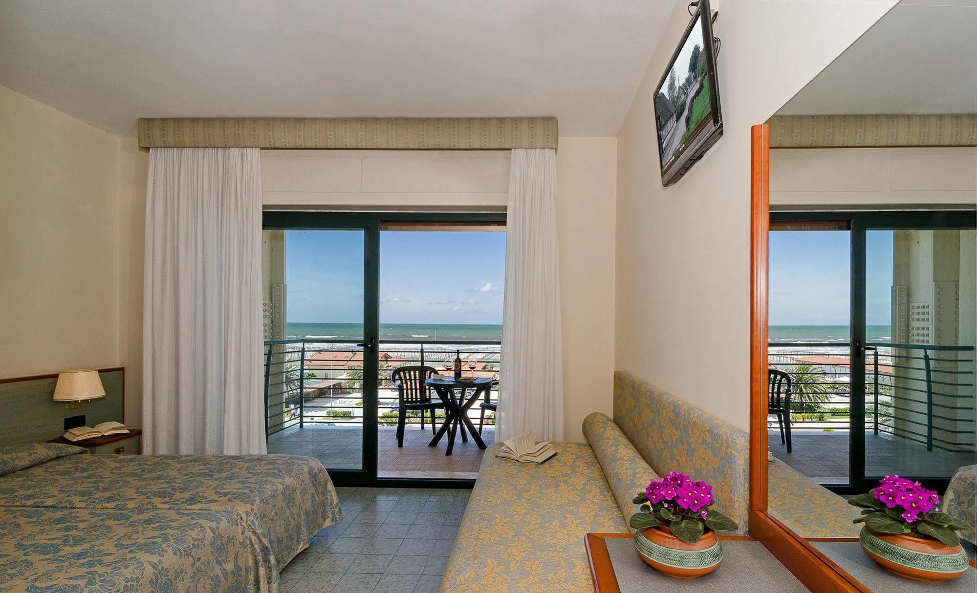 Hotel Paris Camaiore Bagian luar foto