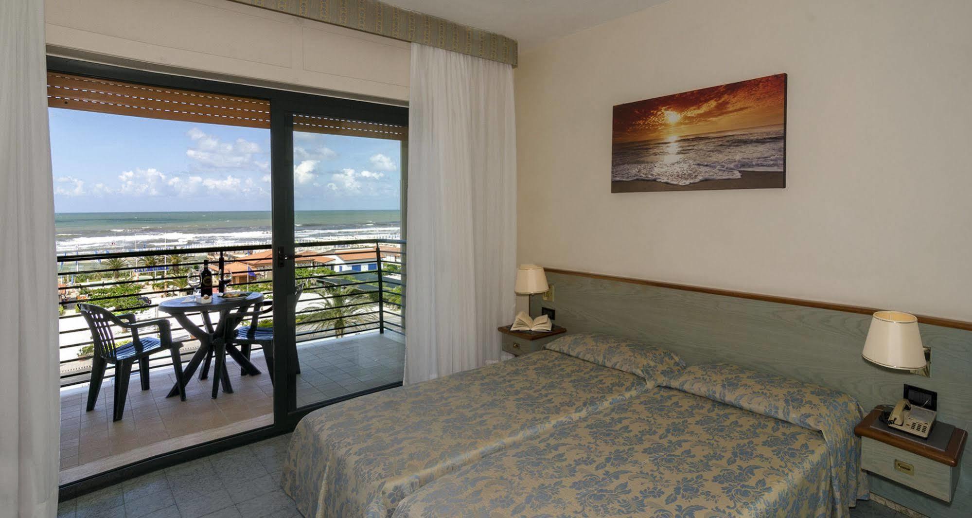 Hotel Paris Camaiore Bagian luar foto