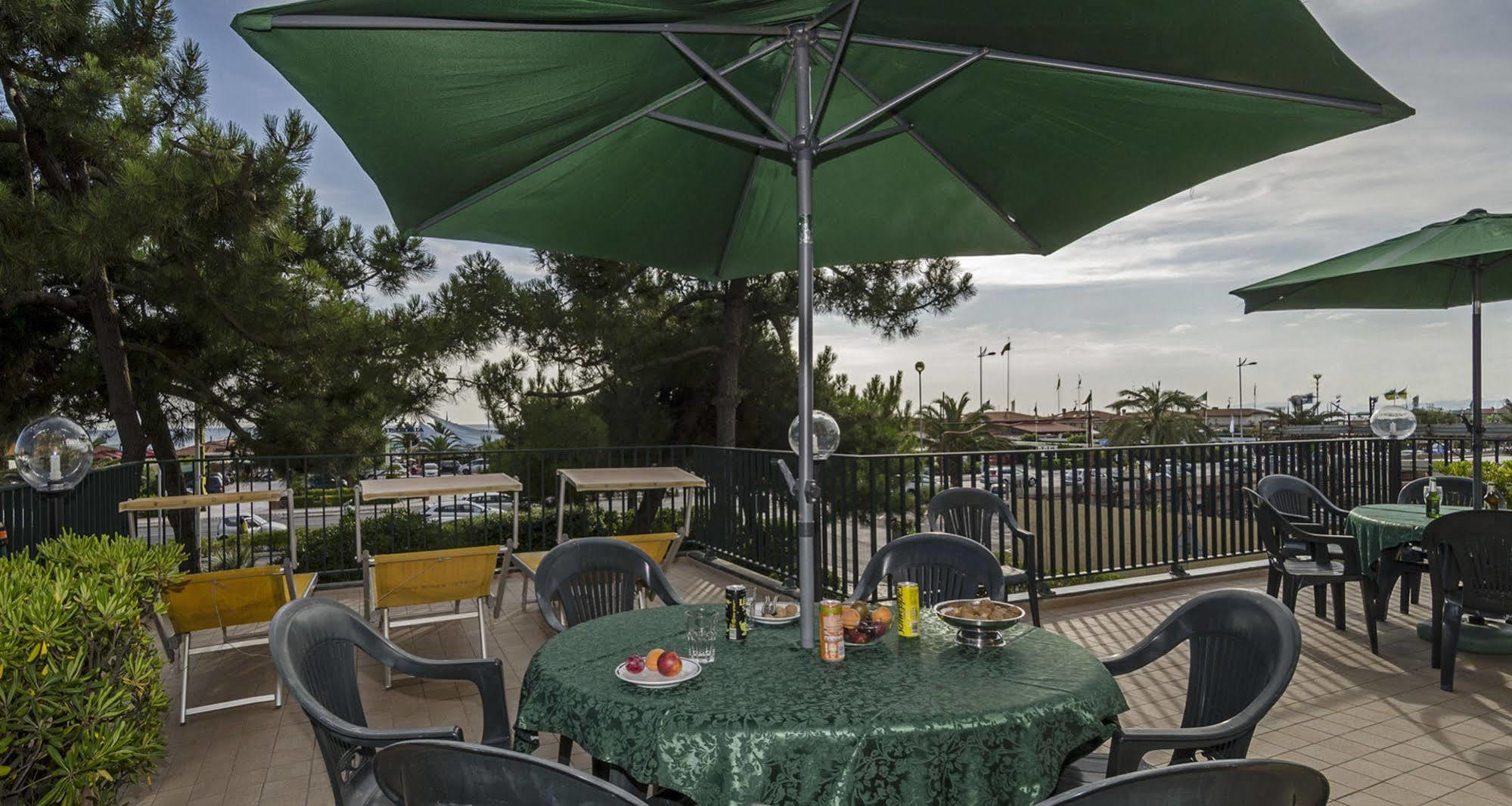 Hotel Paris Camaiore Bagian luar foto