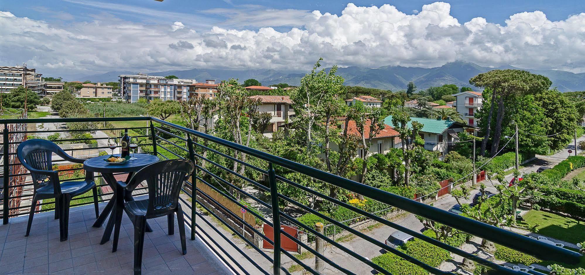 Hotel Paris Camaiore Bagian luar foto